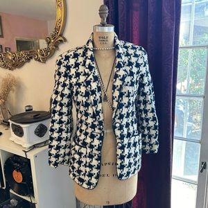 Women’s houndstooth blazer with pearl buttons 
Size small/medium